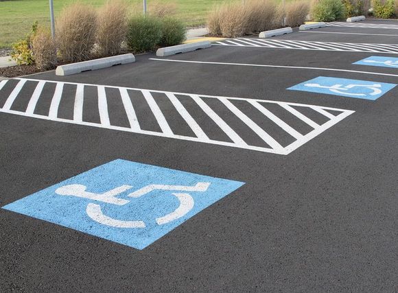 Парковочные места на стоянке для инвалидов
